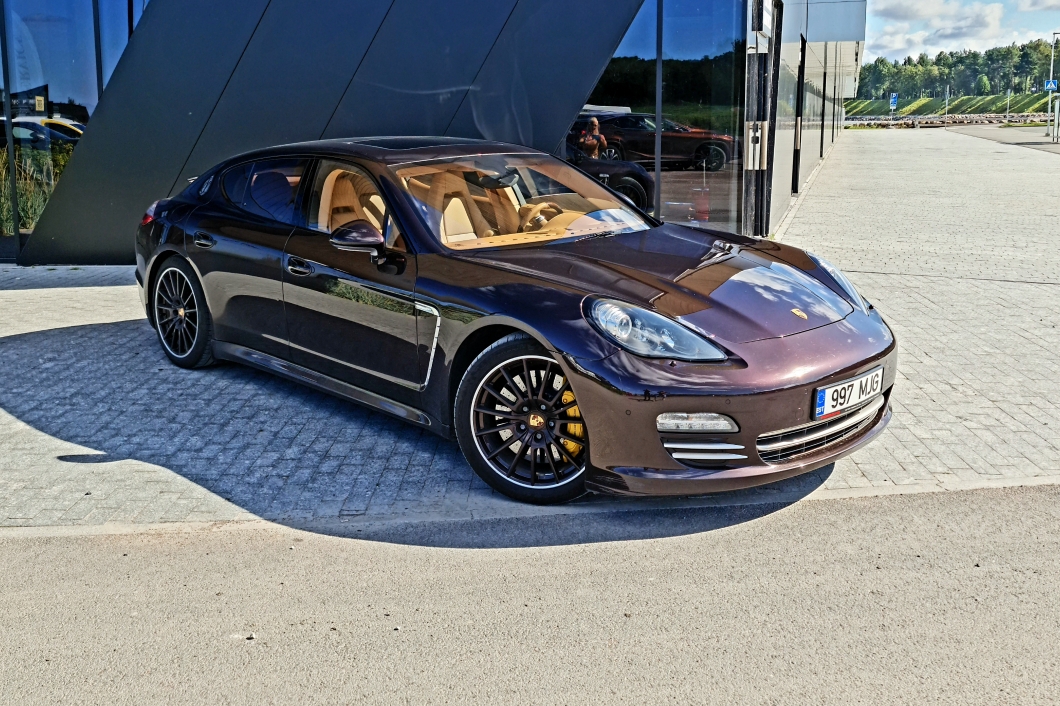 Porsche Panamera 4 Platinum Edition 3.6 220 kW 2013